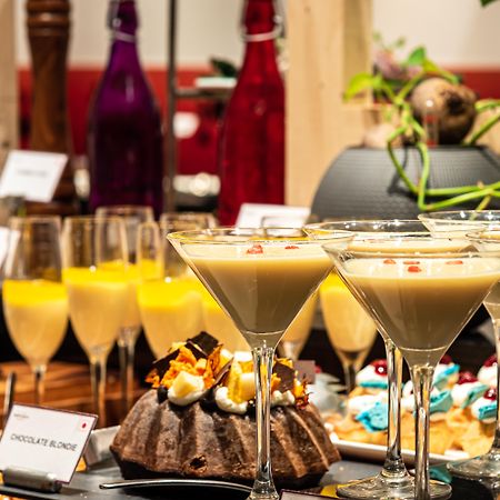 Mercure Hyderabad Kcp Banjara Hills, An Accor Hotel Kültér fotó A dessert buffet