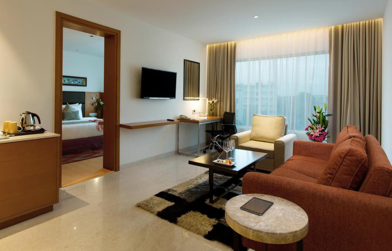 Mercure Hyderabad Kcp Banjara Hills, An Accor Hotel Kültér fotó Suite room at The Park, New Delhi