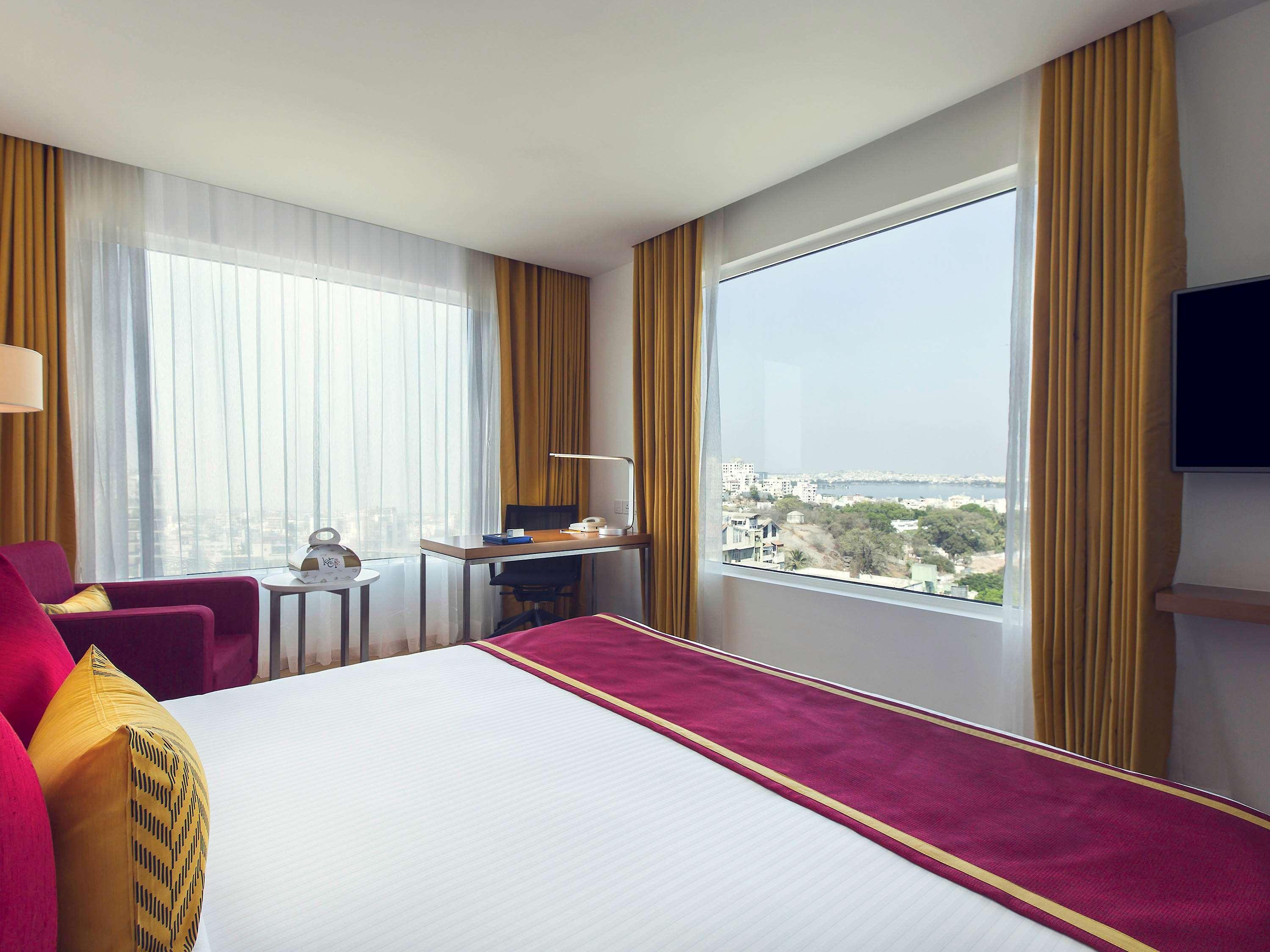 Mercure Hyderabad Kcp Banjara Hills, An Accor Hotel Kültér fotó A room at the hotel