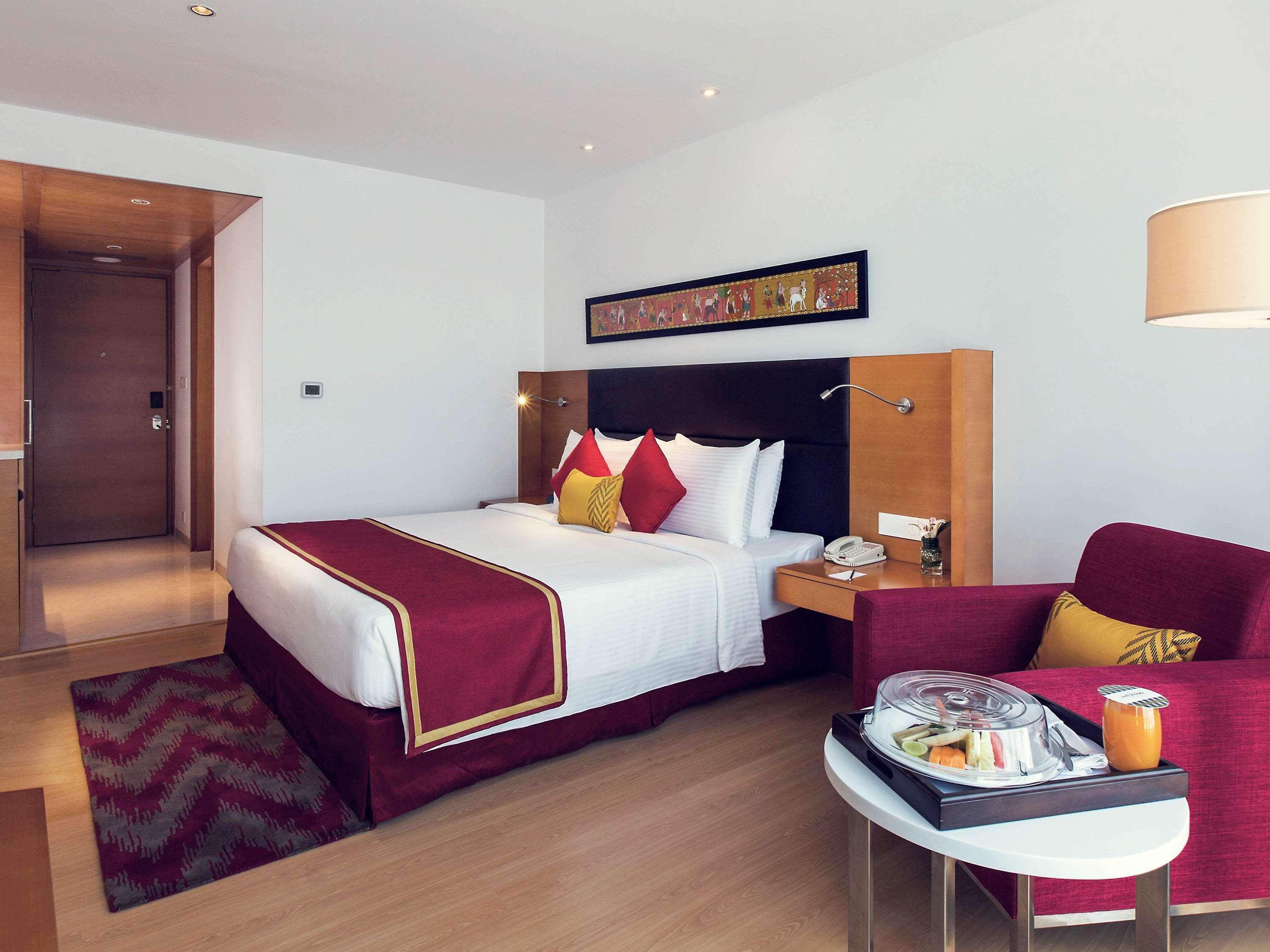 Mercure Hyderabad Kcp Banjara Hills, An Accor Hotel Kültér fotó A room at the hotel