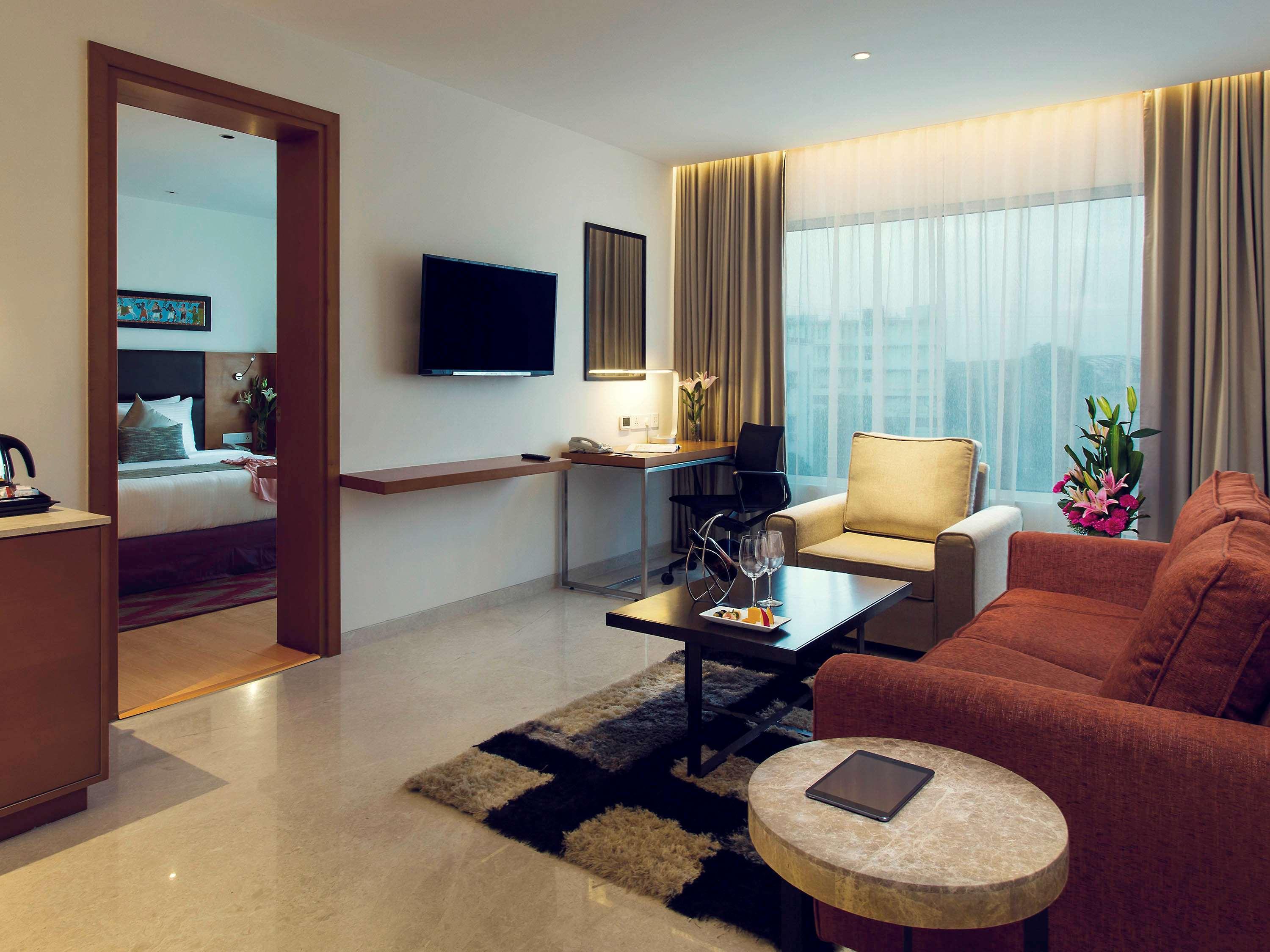 Mercure Hyderabad Kcp Banjara Hills, An Accor Hotel Kültér fotó Suite room at the hotel