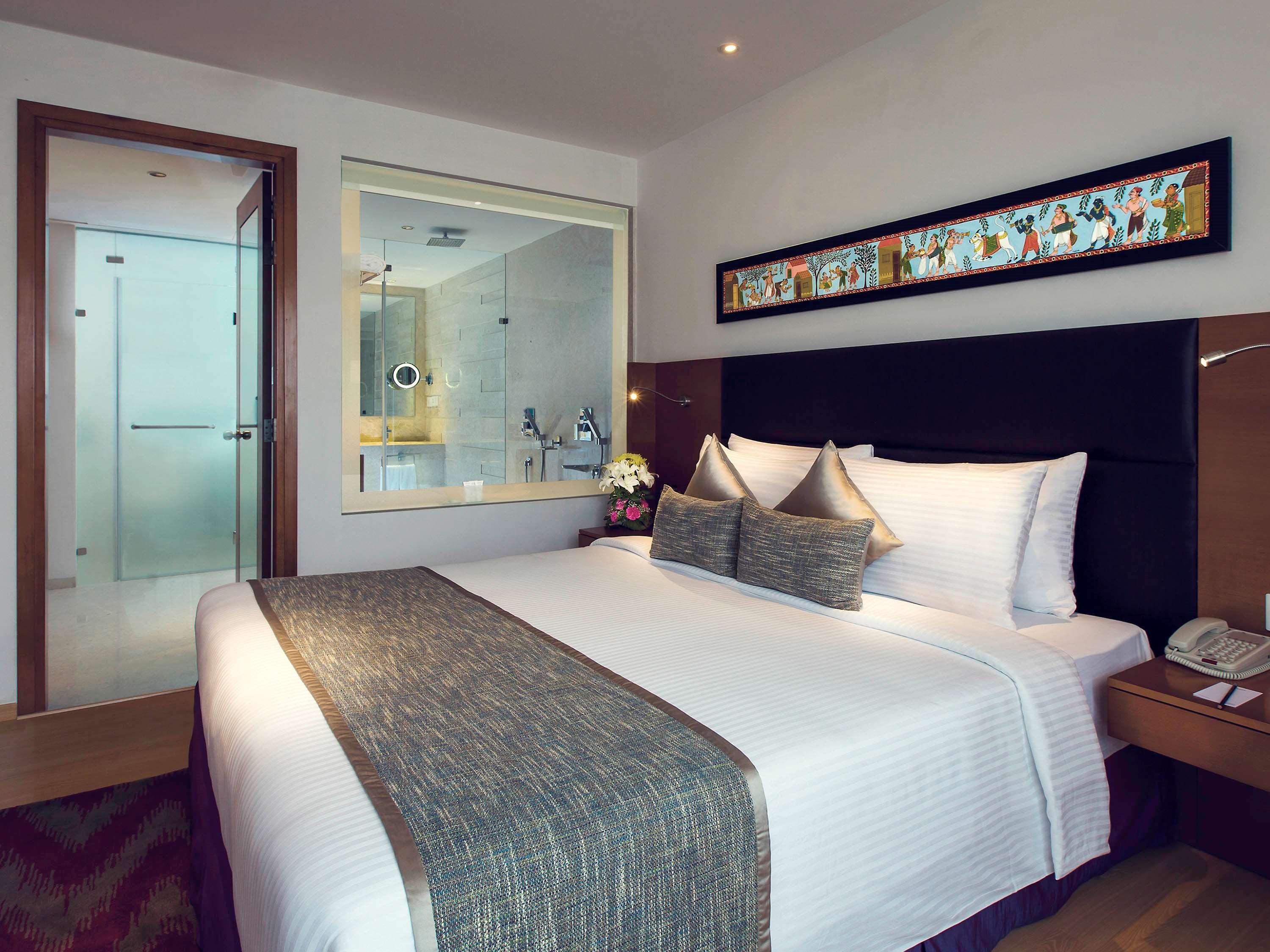 Mercure Hyderabad Kcp Banjara Hills, An Accor Hotel Kültér fotó A room at the Park Hotel, New Delhi