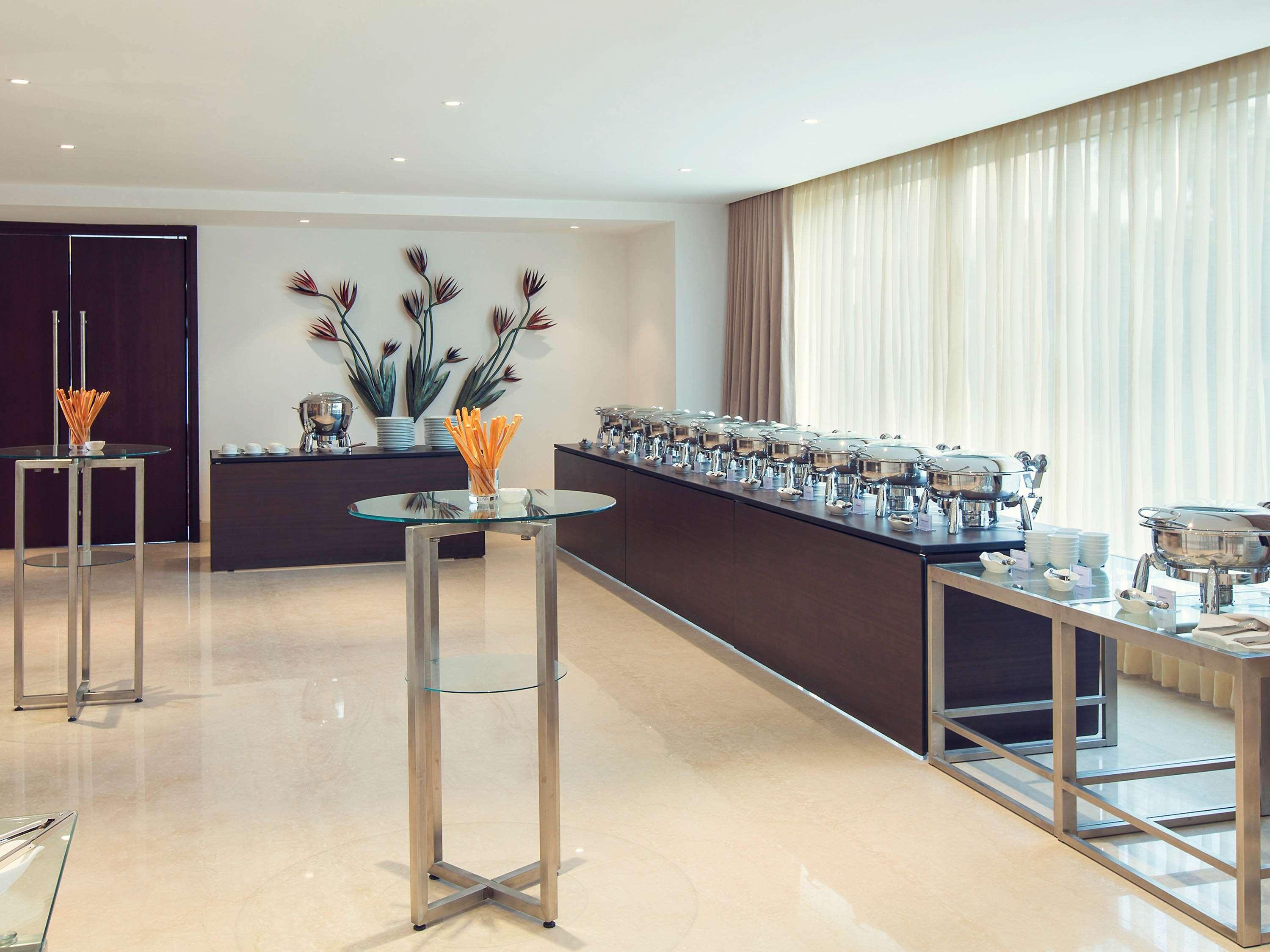 Mercure Hyderabad Kcp Banjara Hills, An Accor Hotel Kültér fotó A buffet at a hotel