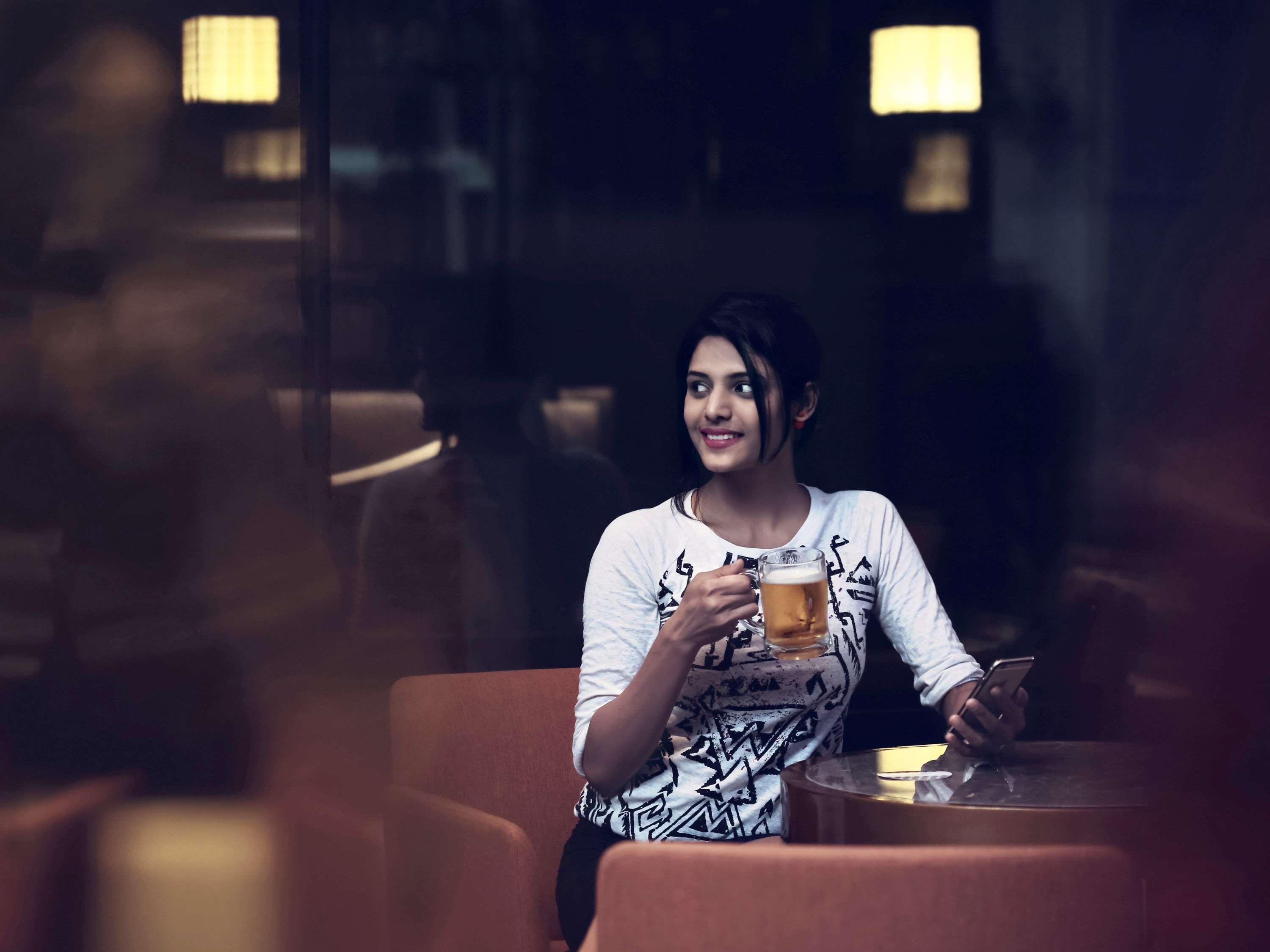 Mercure Hyderabad Kcp Banjara Hills, An Accor Hotel Kültér fotó A woman drinking beer