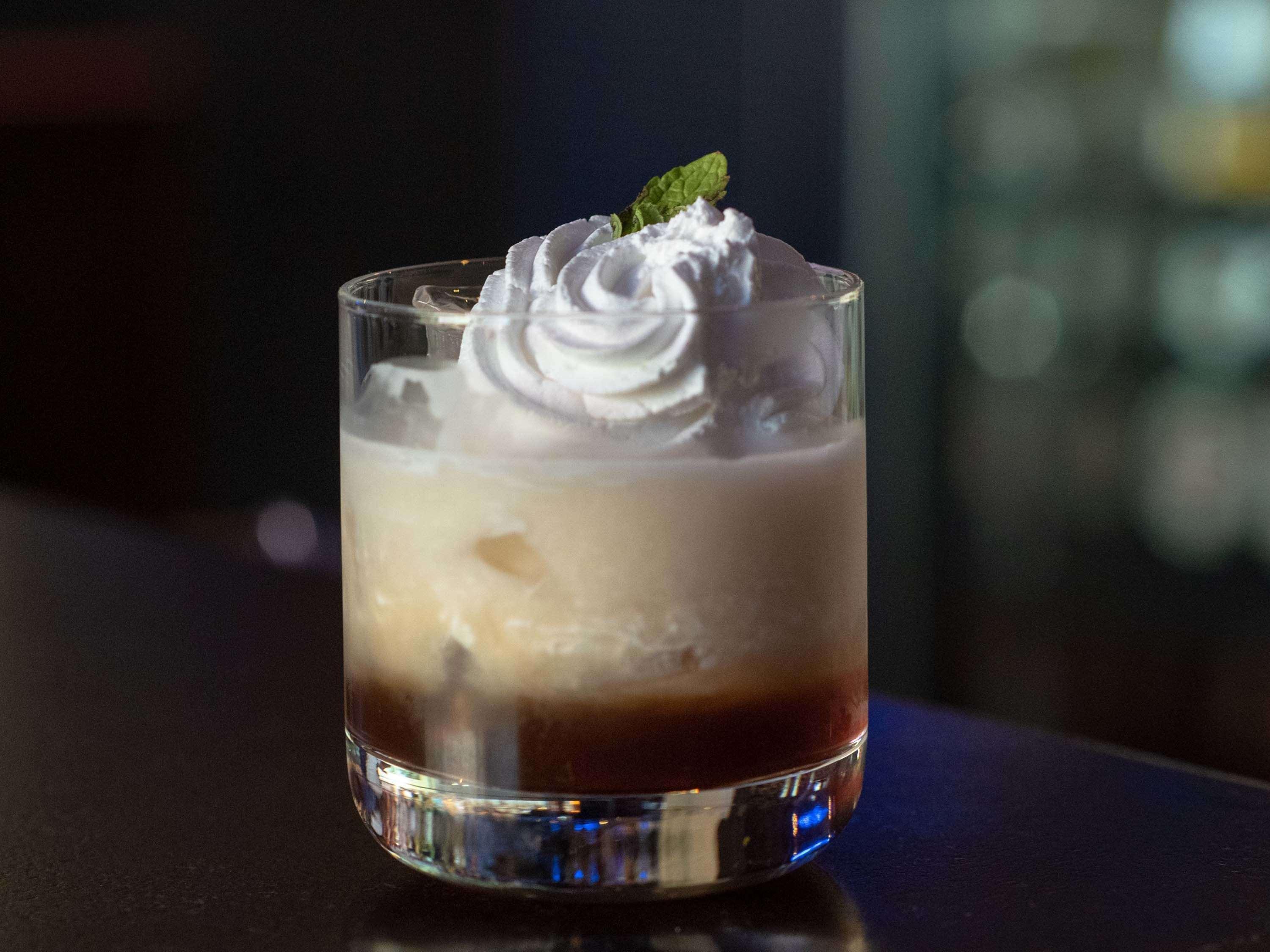 Mercure Hyderabad Kcp Banjara Hills, An Accor Hotel Kültér fotó A white Russian