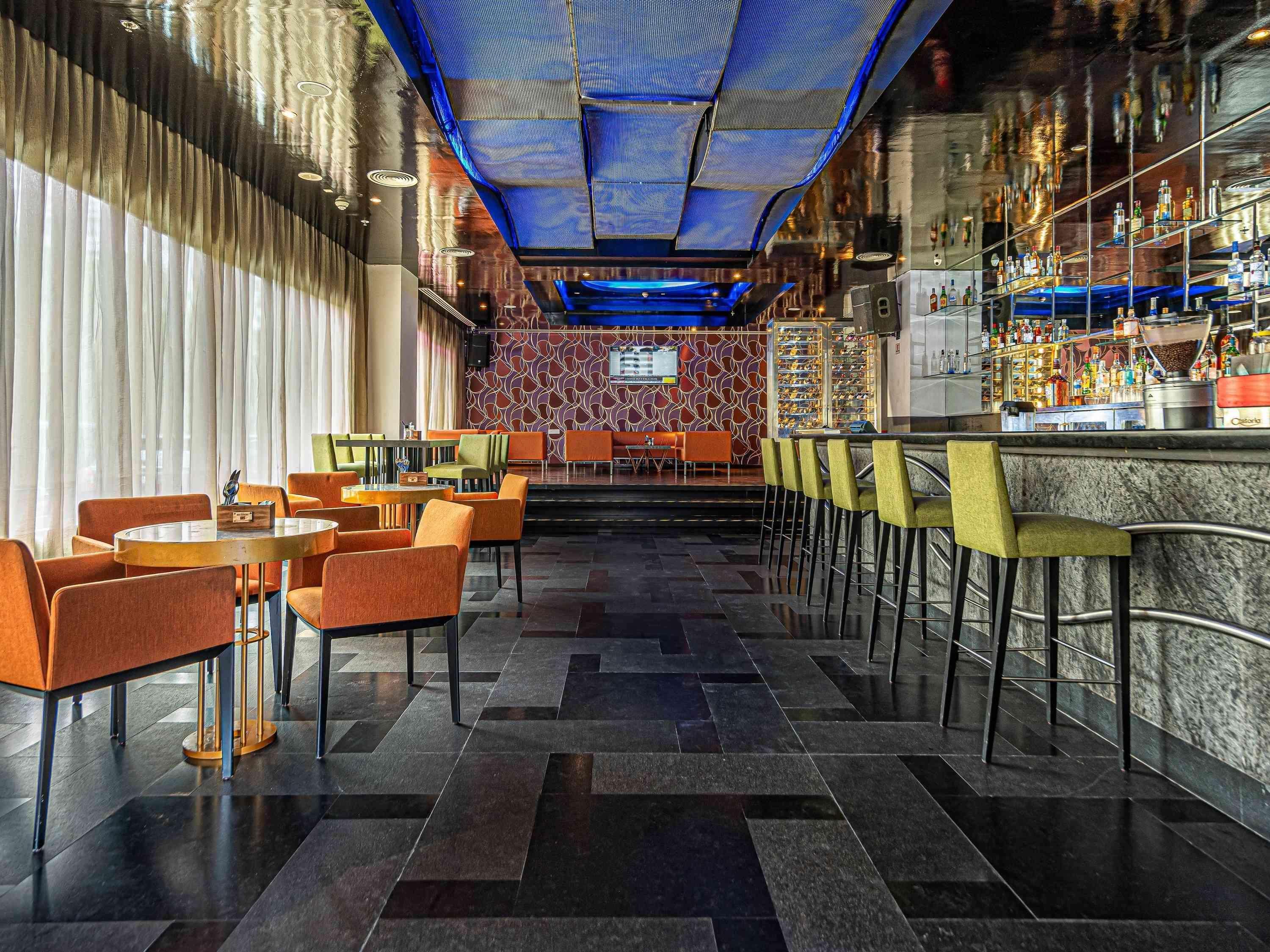 Mercure Hyderabad Kcp Banjara Hills, An Accor Hotel Kültér fotó The bar at the 101 bar