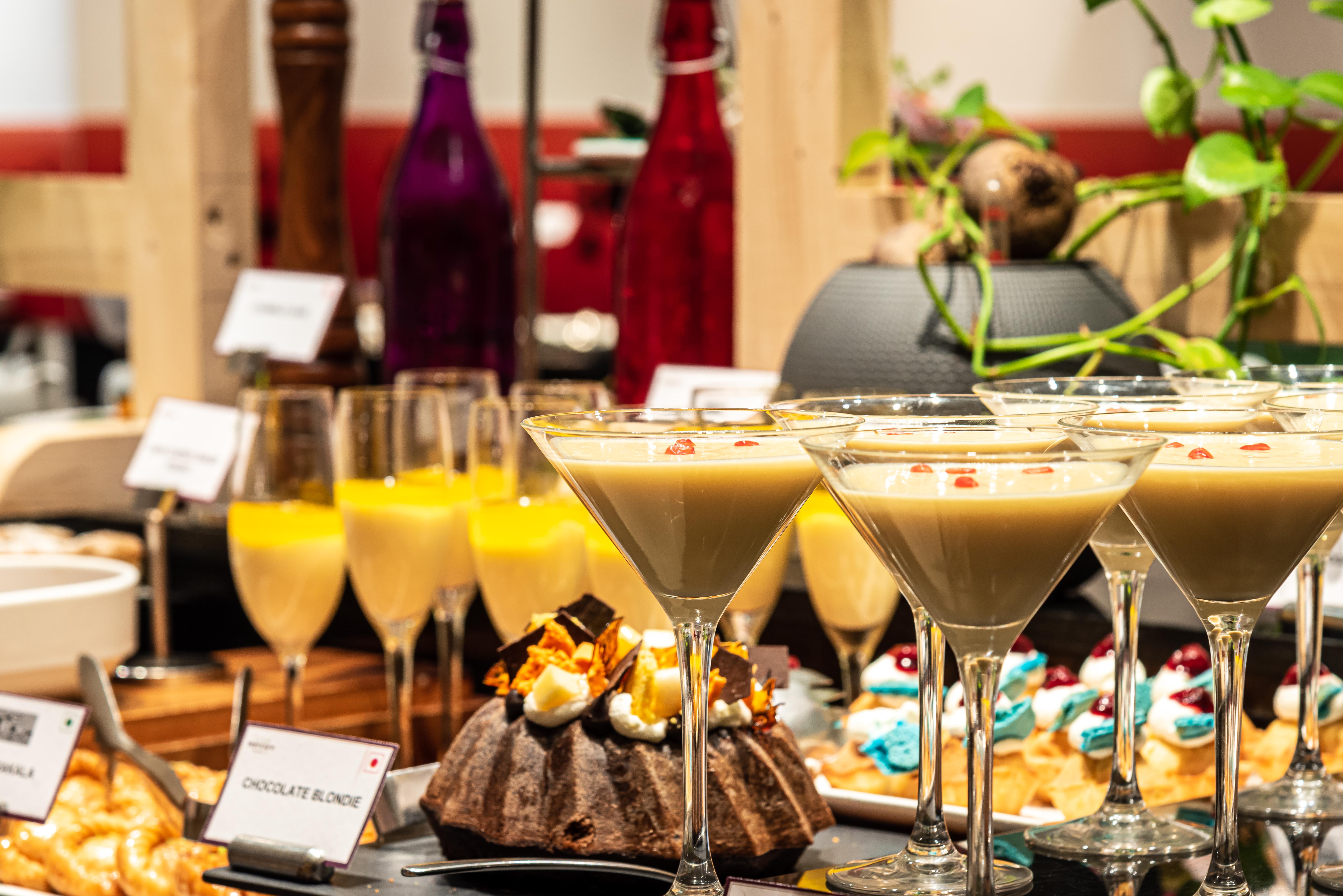 Mercure Hyderabad Kcp Banjara Hills, An Accor Hotel Kültér fotó A dessert buffet