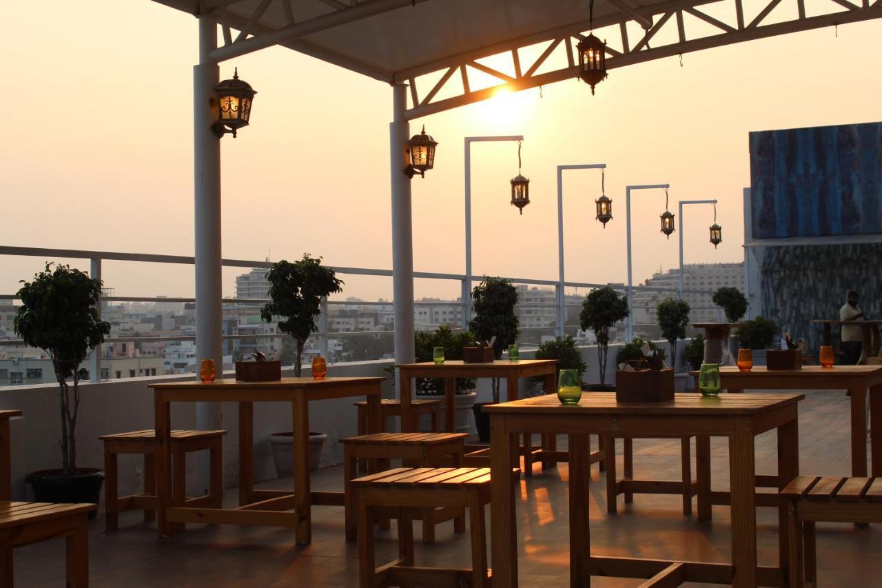 Mercure Hyderabad Kcp Banjara Hills, An Accor Hotel Kültér fotó Rooftop bar in Bangkok