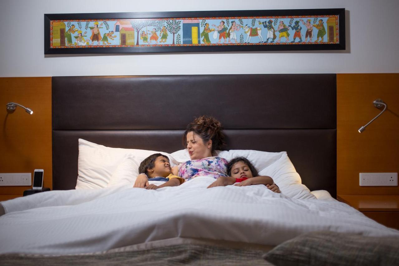 Mercure Hyderabad Kcp Banjara Hills, An Accor Hotel Kültér fotó A mother and her two children in a hotel room