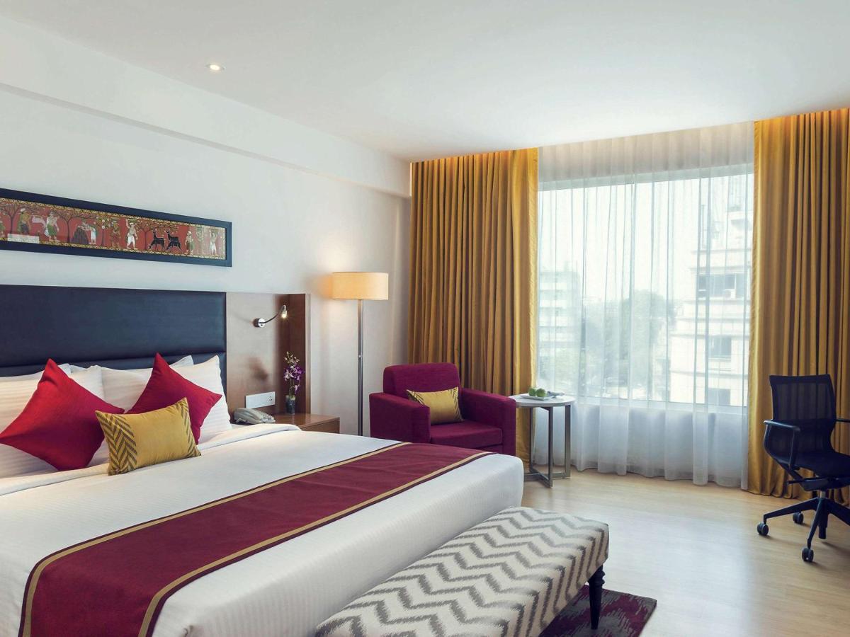 Mercure Hyderabad Kcp Banjara Hills, An Accor Hotel Kültér fotó A room at the hotel